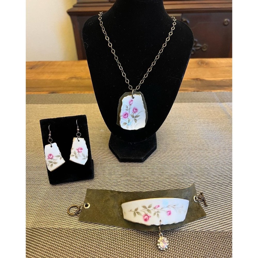Floret Tea Rose Broken China Necklace - Green Leather Pendant | Alma Antigua - Picture 9 of 15